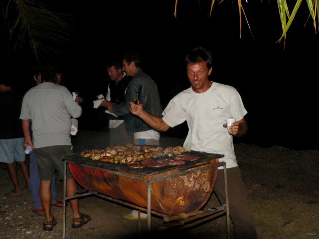 64- Fred s'occupe du barbecue 
